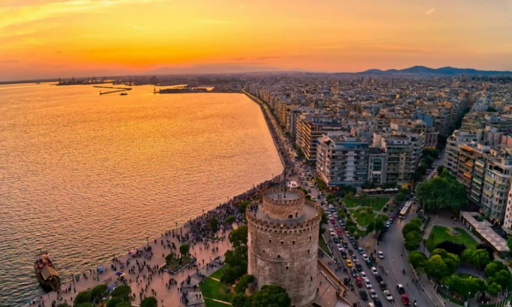 Θεσσαλονίκη: Χιλιάδες πιστοί στην περιφορά των Επιταφίων (βίντεο)
